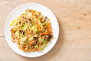 stir-fried yakisoba noodle with vegetable