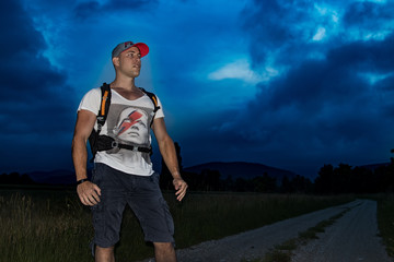 Wanderer mit Nachthimmel