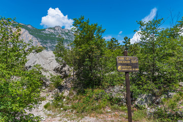 Bergsturz Steinwüste Marocche mit Holz Wegweiser