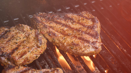 Saftige Rindersteaks auf Gasgrill 