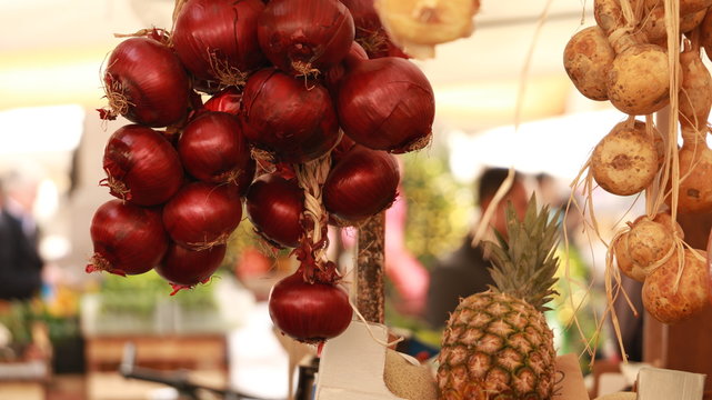 cebule wiszące na targu