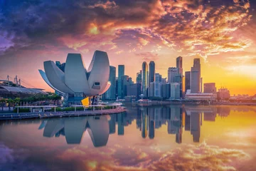 Papier Peint photo construction de la ville Skyline de Singapour et vue sur les gratte-ciel de Marina Bay au coucher du soleil.