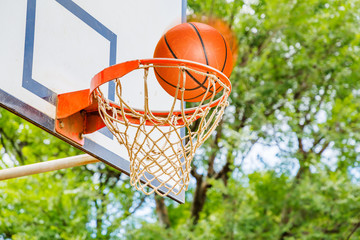 野外のバスケットボールコート