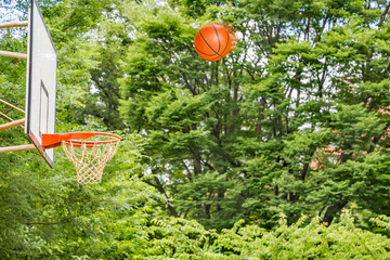 野外のバスケットボールコート