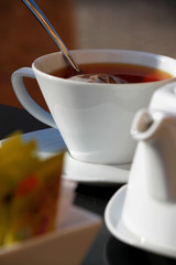 servizio di tazza di the con teiera di porcellana