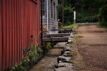 建物のそばの小川