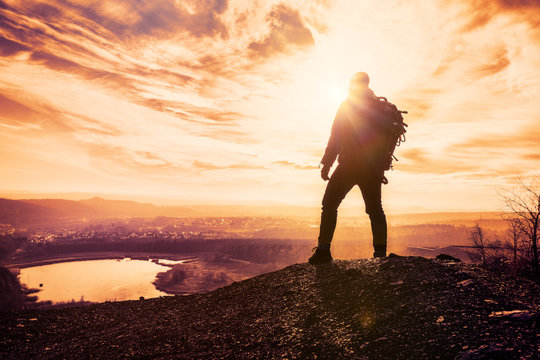 Entspannter Wanderer im Sonnenuntergang