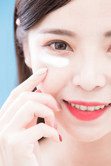 Fototapeta premium woman use sun cream