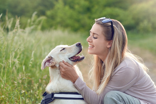 Junge Frau spielt mit ihrem Hund
