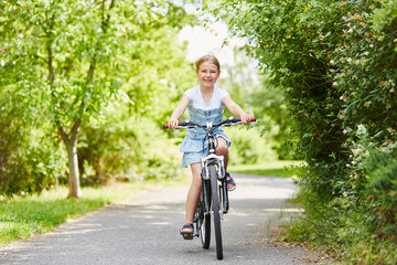 Naklejka premium Mädchen macht eine Radtour
