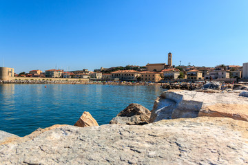 Blick auf San Vincenzo von der Meerseite, Toskana, Italien