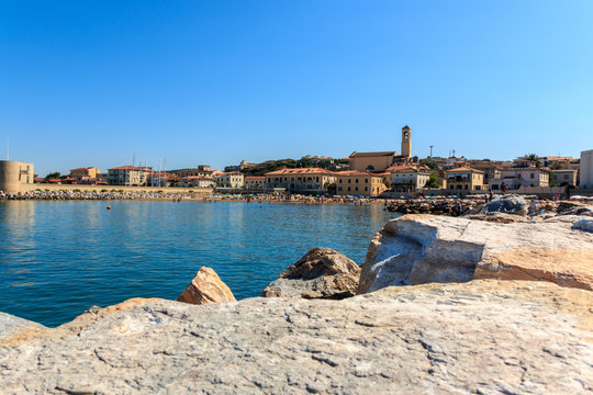 Blick auf San Vincenzo von der Meerseite, Toskana, Italien