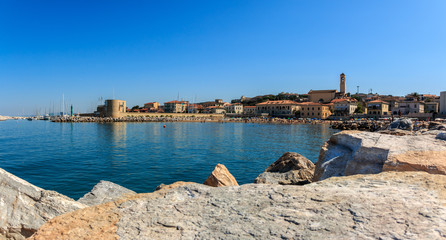 Panorama mit Blick auf San Vincenzo von der Meerseite, Toskana, Italien