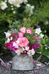 Blumenstrauß aus Sommerblumen in Pink, Weiß und Lila