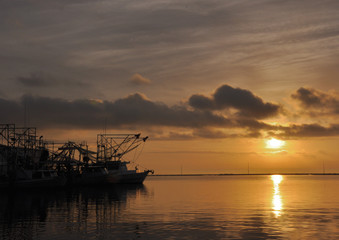 Fototapeta na wymiar Shrimp Boat Sunrise 
