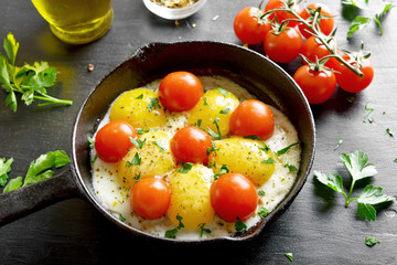 Fried eggs with tomatoes