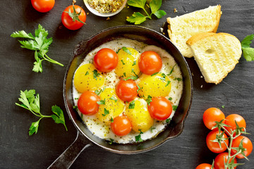Fried eggs with tomatoes