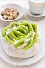 Pavlova meringue cake