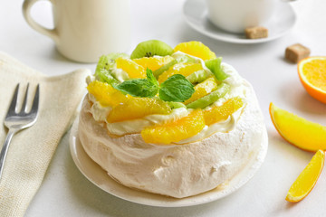Pavlova meringue cake