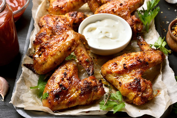 Fried chicken wings with white sauce