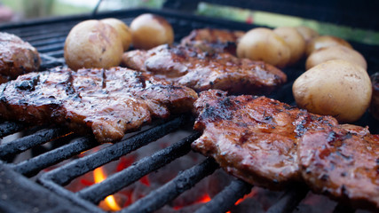Kartoffeln und Rind auf dem Grill