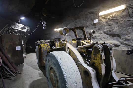 Underground old ore gold mine tunnel shaft passage mining technology with diesel loading machine