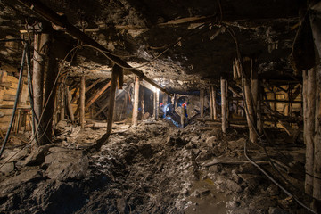 Fototapeta premium Underground emerald ore mine shaft tunnel gallery with light