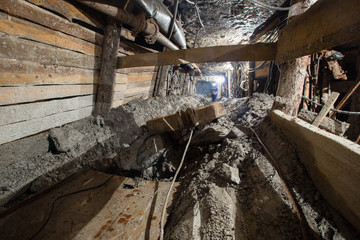 Obraz premium Underground emerald ore mine shaft tunnel gallery with light scraper