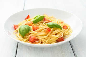 Spaghetti con pomodoro fresco e basilico, Cibo Mediterraneo