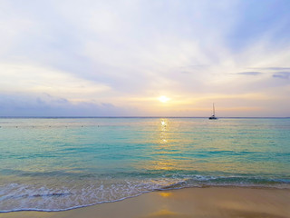 Weißer Sand und Türkises Wasser am Karibik Strand auf Jamaika