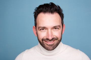 Obraz premium Close up handsome man with beard against blue background