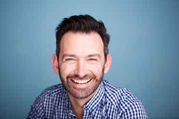 Obraz premium Close up smiling man with beard against blue background