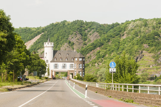 Kobern-Gondorf, Gondorf, Kobern, Schloss von der Leyen, Mosel, Weinstrasse, Rheinland-Pfalz, Oberburg, Burg, Schifffahrt, Fr&uuml;hling, Deutschland