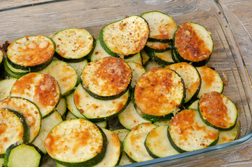 Zucchinischeiben mit Parmesankäse überbacken