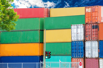 Metal containers for the carriage of goods by rail