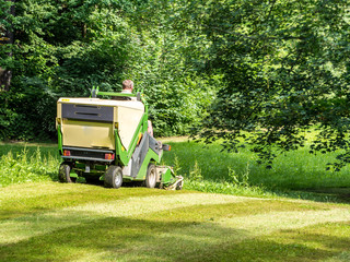 Rasenmähen mit Rasentraktor im Park © Animaflora PicsStock