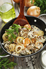 Chicken liver stewed in sour cream