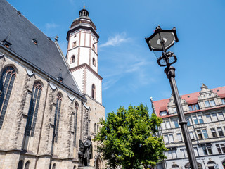 Fototapeta na wymiar Leipziger Thomaskirche mit Johann Sebastian Bach Statue