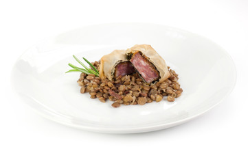 Fagottini di cotechino in pasta fillo con lenticchie stufate