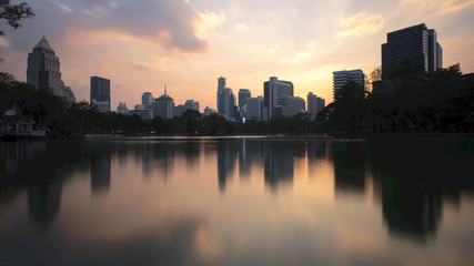 Fototapeta na wymiar les tours de bangkok qui ce reflètent sur un lac au crépuscule 