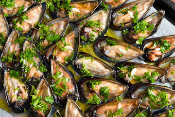 Cozze fresche con olio, prezzemolo e aglio 
