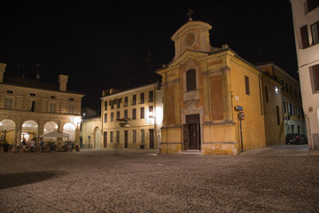 Fototapeta na wymiar Mantova, piazza di sera