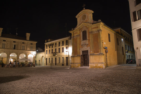 Mantova, piazza di sera