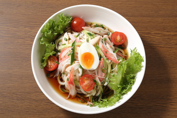 テーブルのサラダうどん　俯瞰