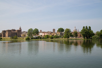 Fototapeta na wymiar Mantova, sul fiume