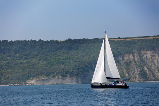 Segelyacht von der Seite vor Kroatischer Küste