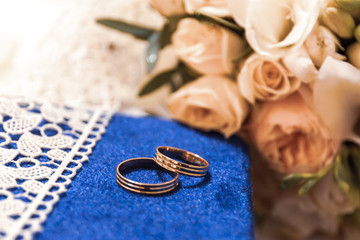 gold wedding rings with flowers
