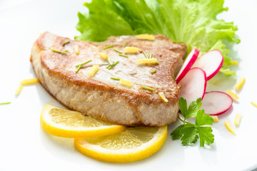 Filetto di tonno con prezzemolo, limone e verdura fresca 