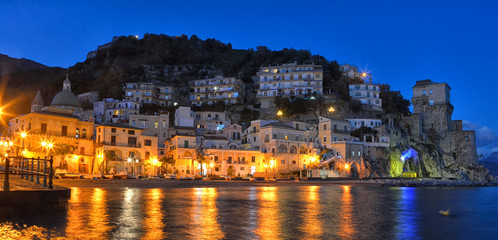 Panorama notturno di Cetara, piccolo paese della costiera amalfitana, Italia