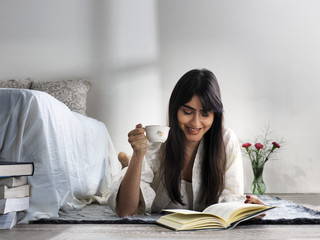 Joven mujer estudiando